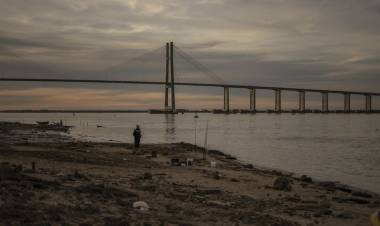 EL GOBIERNO PIDE LIMITAR EL CONSUMO DE AGUA EN 7 PROVINCIAS POR LA HISTÓRICA BAJANTE DEL RÍO PARANÁ