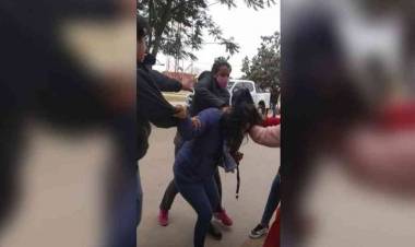 SALTA: ESCÁNDALO EN PICHANAL, UN GRUPO DE MUJERES AGREDIÓ A GOLPES A UNA CONCEJAL