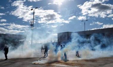 COLOMBIA: VARIOS AMBIENTALISTAS RESULTARON HERIDOS Y UN AUTOBÚS INCENDIADO TRAS UN DESALOJO DE LA ESMAD 