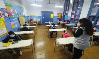 CÓRDOBA: DOCENTES QUE NO SE VACUNEN DEBERÁN PRESENTAR PCR CADA LUNES O ENTRARÁN EN LICENCIA SIN SUELDO