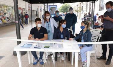 TUCUMÁN: CONTINÚAN LOS DOBLES OPERATIVOS DE SALUD EN EL MICROCENTRO