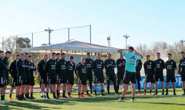 SCALONI ARMA EL EQUIPO ANTE PARAGUAY, EN LA PRIMERA PRÁCTICA DE LA SELECCIÓN ARGENTINA COMPLETA
