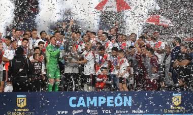 RIVER CAMPEÓN DE LA LIGA PROFESIONAL DE FÚTBOL, GOLEÓ A RACING ANTE SU GENTE Y FESTEJÓ