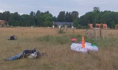 INSÓLITO ACCIDENTE EN ZONA DE LA PLATA: CHOCARON DOS PARAPENTES Y MURIÓ UNO DE LOS TRIPULANTES