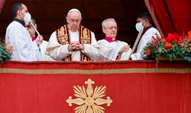 AL DAR LA BENDICIÓN URBI ET ORBI, EL PAPA PIDIÓ "PAZ Y CONCORDIA" EN EL MUNDO Y DIÁLOGO PARA RESOLVER CONFLICTOS