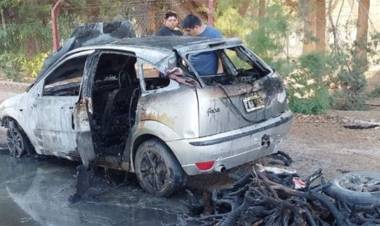 NEUQUÉN: LLEVABA LEÑA PARA EL ASADO DE NOCHEBUENA Y SE LE INCENDIÓ EL AUTO EN PLENA CALLE