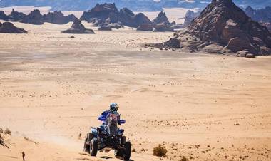 LOS ARGENTINOS DAN BATALLA EN EL DAKAR CON TRES TOP TEN EN AUTOS, ANDÚJAR GANÓ LA ETAPA EN QUADS Y BENAVIDES SE RECUPERA EN MOTOS