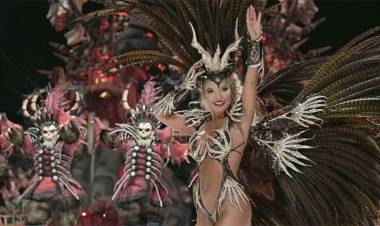 20 MIL PERSONAS DISFRUTARON DEL COMIENZO DEL CARNAVAL DE GUALEGUAYCHÚ CON EL BRILLO Y COLOR DE CINCO COMPARSAS