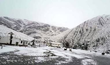 LUEGO DE INTENSAS LLUVIAS, EN PLENO VERANO, EL PUEBLO JUJEÑO DE SANTA CATALINA AMANECIÓ BAJO UN MANTO DE NIEVE