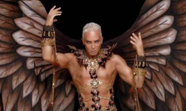 TEMPORADA DE VERANO EN CARLOS PAZ: FLAVIO MENDOZA GANÓ EL CARLOS DE ORO POR "STRAVAGANZA, 10 AÑOS"