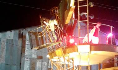 CARNAVAL DE GUALEGUAYCHÚ: DOS HERIDOS AL DESPRENDERSE UNA GRÚA EN LA CARROZA DE UNA COMPARSA