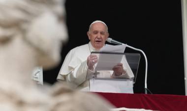 EL PAPA FRANCISCO MANIFESTÓ ESTE DOMINGO QUE "LA GENTE COMÚN PAGA SOBRE LA PROPIA PIEL LA LOCURA DE LA GUERRA"