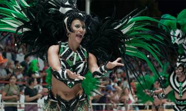 A PESAR DE LA AMENAZA DE MAL TIEMPO, EL CARNAVAL DE GUALEGUAYCHÚ VIBRÓ CON MÁS DE 22.000 PERSONAS