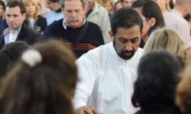 ACUSAN A UNA MUJER SANTAFESINA POR ESTAFADORA, COBRABA $180 MIL POR TURNOS PARA EL PADRE IGNACIO