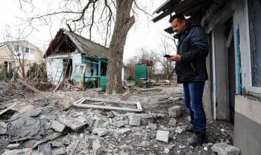 ATAQUE CONTRA LA POBLACIÓN CIVIL: MURIERON 23 PERSONAS EN UN BOMBARDEO DEL EJÉRCITO UCRANIANO CONTRA UNA CIUDAD RUSOPARLANTE