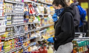 CON EL IMPULSO DEL RUBRO ALIMENTOS QUE SUBIÓ 7,5%, LA INFLACIÓN DE FEBRERO FUE 4,7% Y ALCANZÓ EL 52,3% INTERANUAL
