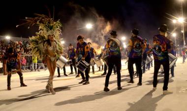 LOS CORSOS PROVINCIALES DE SAN LUIS CERRARON A PURO RITMO CON EL SHOW DE “KAPANGA” EN VILLA MERCEDES
