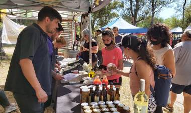 SAN LUIS: EN VILLA MERCEDES LAS FAMILIAS VOLVIERON A ENCONTRARSE CON EL COLOR Y LOS SABORES DE LA FERIA DE PEQUEÑOS Y MEDIANOS PRODUCTORES
