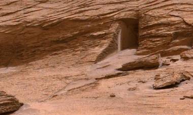 UN ROBOT DE LA NASA FOTOGRAFIÓ UNA MISTERIOSA PUERTA EN MARTE: QUÉ HABRÍA CAUSADO LA APERTURA
