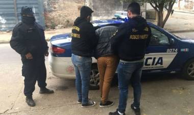 DETUVIERON EN CÓRDOBA A UNA BANDA QUE SEDUCÍA A HOMBRES POR TINDER Y HAPPN PARA ROBARLES