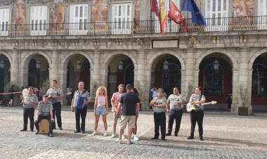 LOS PALMERAS EN ESPAÑA GRABARON VIDEO EN LA PLAZA MAYOR, SIGUEN COSECHANDO ÉXITOS Y TOCARON CON CARLOS BAUTE