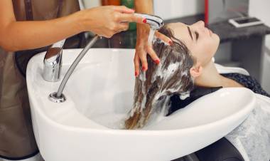 ITALIA: EN UNA CIUDAD PROHIBIERON A LOS PELUQUEROS LAVAR DOS VECES EL CABELLO A SUS CLIENTES
