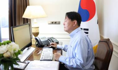UNA FOTO DEL PRESIDENTE DE COREA DEL SUR MIRANDO UNA PANTALLA EN BLANCO REVOLUCIONÓ LAS REDES