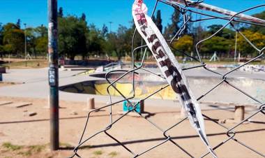 CÓRDOBA: UNA NENA SUFRIÓ UNA DESCARGA ELÉCTRICA MIENTRAS SE HAMACABA EN UNA PLAZA