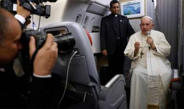 DE REGRESO AL VATICANO EL PAPA FRANCISCO DIJO QUE “NO ES UNA CATÁSTROFE” LA POSIBILIDAD DE UNA RENUNCIA