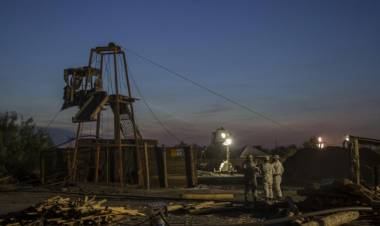 ATRAPADOS DESDE HACE 11 DÍAS A 34 METROS DE PROFUNDIDAD Y UNA CRECIDA DE AGUA PONE EN RIESGO EL RESCATE DE LOS 10 MINEROS EN MÉXICO