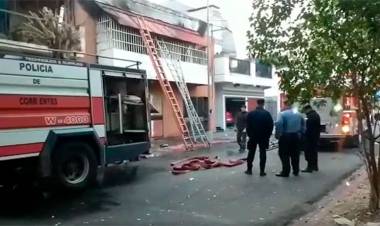 EN CORRIENTES, MADRE E HIJA MURIERON CUANDO INTENTABAN HUIR DEL HUMO AL INCENDIARSE SU VIVIENDA