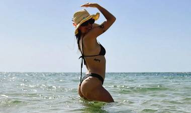 EN TEL AVIV, SUMERGIDA EN EL MAR Y SONRIENTE EN LA PLAYA: LALI ESPÓSITO POSÓ CON MICROBIKINI