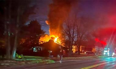 EN ESTADOS UNIDOS, UN PEQUEÑO AVIÓN MONOMOTOR SE ESTRELLÓ CONTRA EDIFICIO, FALLECIERON LOS OCUPANTES DE LA NAVE