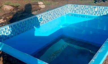 INSÓLITO HECHO EN SANTA FE: LE ROBARON LA PILETA, LA BUSCÓ CON UN DRONE Y VIO QUE LA INSTALABA SU VECINO