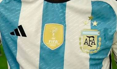 FUROR POR LA SELECCIÓN: EN CUESTIÓN DE HORAS SE AGOTÓ LA PREVENTA DE LA REMERA CON LAS TRES ESTRELLAS