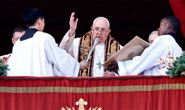 MENSAJE Y BENDICIÓN NAVIDEÑA "URBI ET ORBI" DEL PAPA FRANCISCO: “EL MUNDO VIVE UNA GRAVE CARESTÍA DE PAZ”