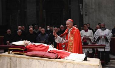 VATICANO: LARGA PROCESIÓN DE FIELES DESPIDE A BENEDICTO XVI EN LA BASÍLICA DE SAN PEDRO
