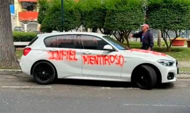 EN PERÚ UNA MUJER VENGÓ LA INFIDELIDAD DE SU MARIDO Y LE PINTÓ GRAFITIS EN SU AUTO