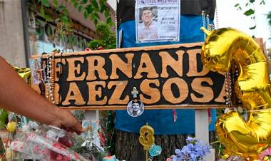 CON VELAS, ROSARIOS Y CARTAS, RECUERDAN A FERNANDO EN EL LUGAR DONDE FUE ASESINADO HACE TRES AÑOS