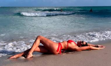 FLOPPY TESOURO CAUTIVÓ A TODOS CON UNA SEXY BIKINI ROJA EN LA PLAYA