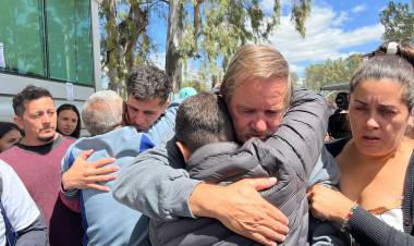 ASÍ FUE EL ABRAZO DE LA FAMILIA DE LUCIO DUPUY AL SALIR DE LA AUDIENCIA