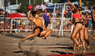 ARRONDO DIO INICIO A LA ACTIVIDAD DEL BEACH HANDBALL NACIONAL E INTERNACIONAL EN MAR DEL PLATA