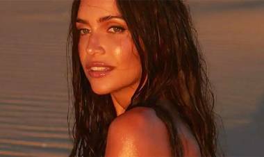 EN LA PLAYA, ZAIRA NARA POSÓ TOTALMENTE DESNUDA