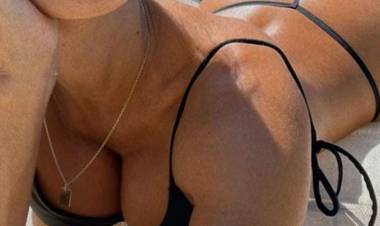 CON UNA PRENDA QUE DEJÓ VER DE MÁS, POSÓ BOCA ABAJO PARA BRONCEARSE