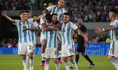EN LOS FESTEJOS POR EL TÍTULO MUNDIAL Y CON UN GOLAZO DE MESSI, ARGENTINA VENCIÓ A PANAMÁ