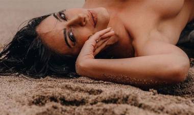 SE DESNUDÓ EN LA PLAYA Y COMPARTIÓ IMÁGENES CON SUS SEGUIDORES