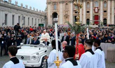 TRAS RECIBIR EL ALTA MÉDICA, EL PAPA FRANCISCO PIDIÓ POR POBRES Y MARGINADOS EN LA MISA DEL DOMINGO DE RAMOS