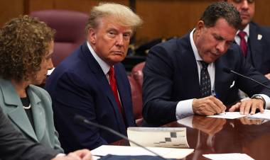 TRUMP, PRIMER PRESIDENTE DE EE.UU ACUSADO Y SE DECLARA NO CULPABLE DE 34 CARGOS: “NO IMPORTA QUIÉN SEAS”, DICE FISCAL