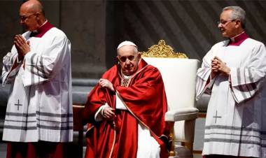 EL PAPA SIGUIÓ DESDE EL VATICANO UN VÍA CRUCIS CON EJE "EN LAS VOCES DE PAZ"