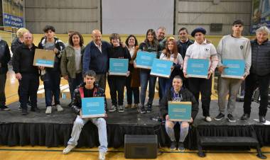 CONECTAR IGUALDAD BONAERENSE: EL INTENDENTE DE MAR CHIQUITA ENTREGÓ NOTEBOOKS A ESTUDIANTES